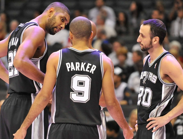 强调短期执 强调短期执